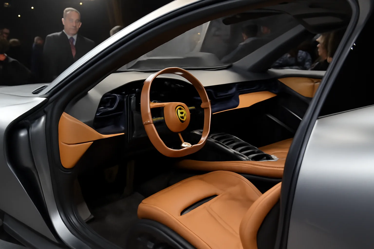 Първият електрически автомобил на Ferrari: впечатляващ интериор и спорен дизайн