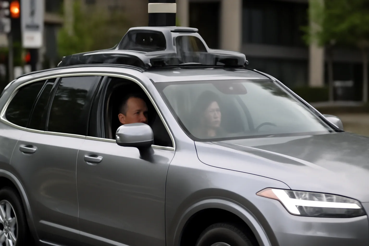 Uber възобновява тестовете с автономни автомобили, но не като роботакси
