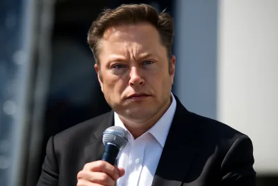 Илон Мъск отхвърля слуховете за AI телефон на SpaceX