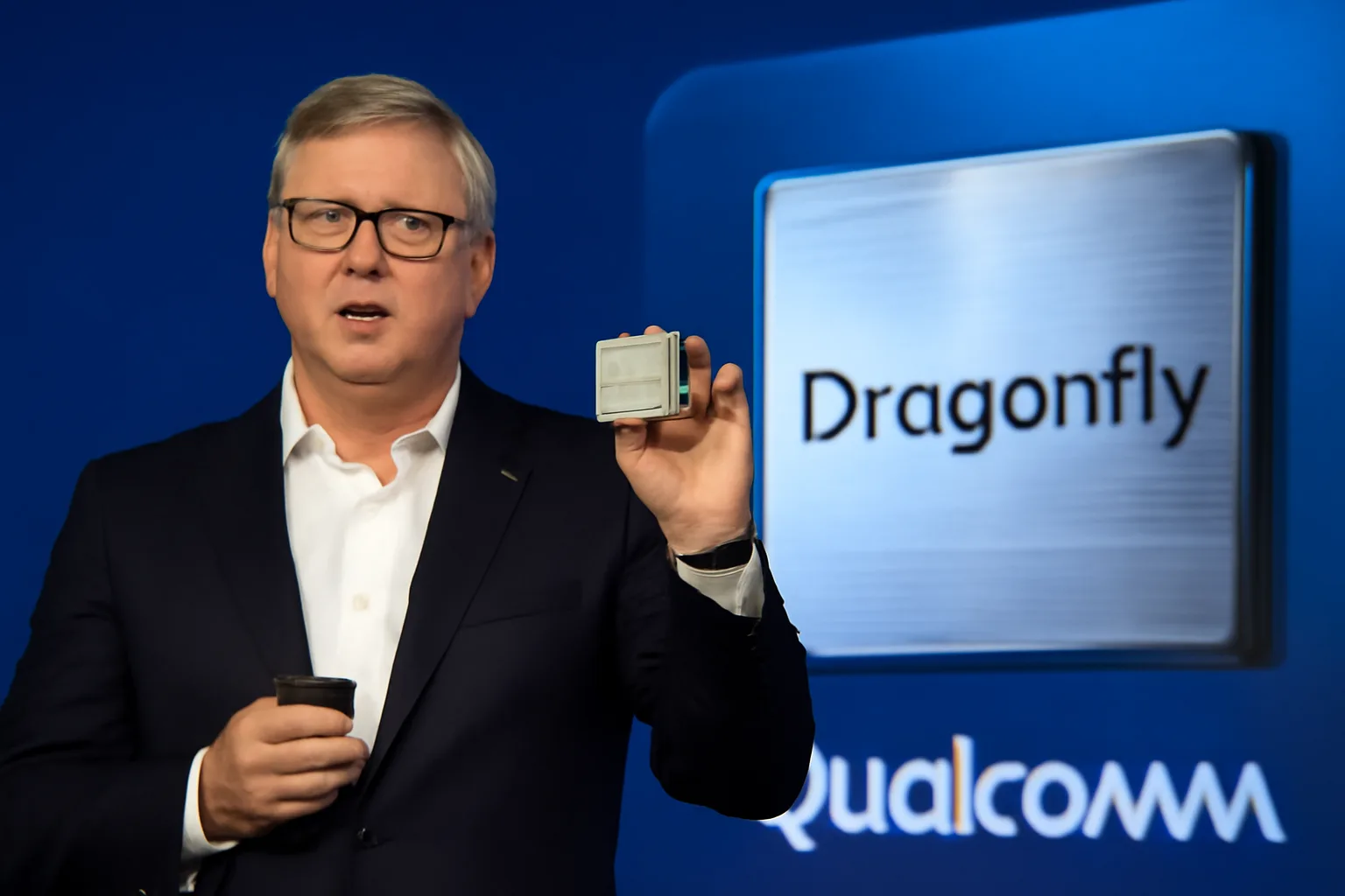 Qualcomm представя нови чипове Dragonfly за китайския пазар с ограничени AI възможности